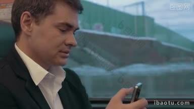 年轻的商人在火车旅行时用智能手机发短信或上网，在<strong>商务</strong>旅行中交流
